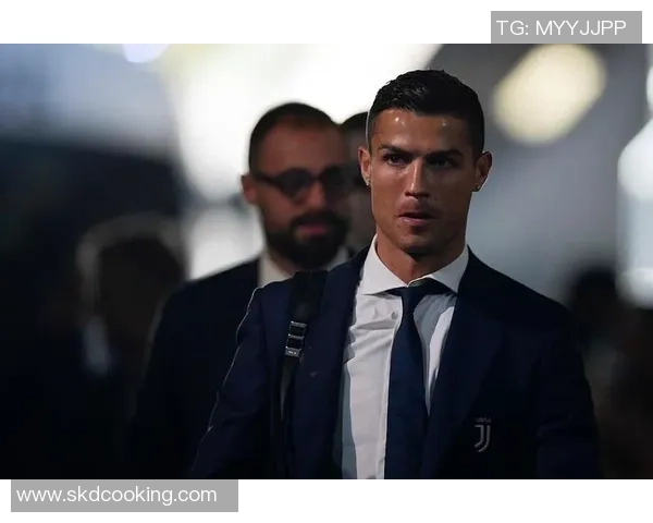 身披黑色五星的足球巨星是谁 他在世界足坛的传奇地位如何